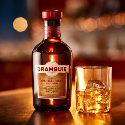 Лікер Drambuie 0,7л 40% Лікери та аперитиви на GRADUS.MARKET. Тел: 063 6987172. Доставка, гарантія, кращі ціни!