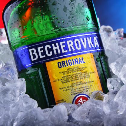 Лікерна настоянка на травах Becherovka 2л 38% + 6 стопок Алкоголь і слабоалкогольні напої на GRADUS.MARKET. Тел: 063 6987172. Доставка, гарантія, кращі ціни!